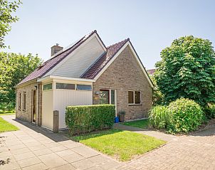 Villa 6 persons with 2 bathrooms in De Koog, Texel. Charming vacation home surrounded by greenery on the Wadden Islands.