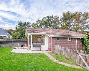 Front of Het Zandblauwtje vacation home with garden in De Koog Texel