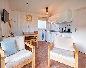Dining area and kitchen in Het Zandblauwtje vacation home De Koog Texel