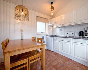Modern kitchen in The Zandblauwtje vacation home De Koog Texel