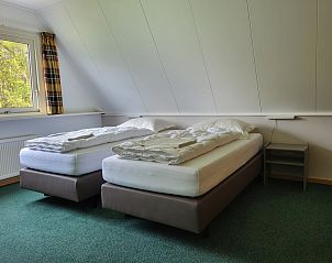 Schlafzimmer mit bequemen Betten in Agter Mienterglop - Ferienhaus 5103, De Koog, Texel.