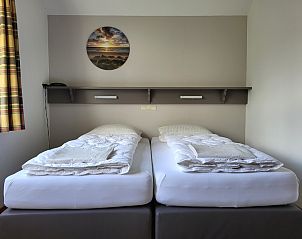 Zweites Schlafzimmer mit zwei Einzelbetten in Agter Mienterglop - Ferienhaus 5103, De Koog, Texel.