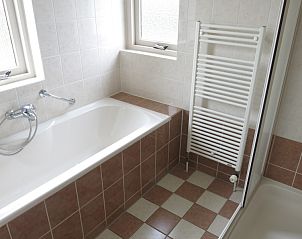 Modern bathroom with bathtub in Bungalow 35, De Koog, Texel, ideal for relaxation on the Wadden Islands.
