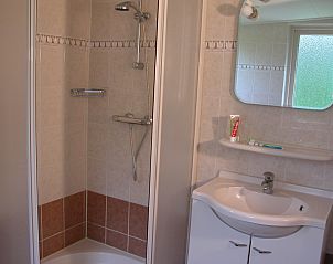 Stylish shower and sink in Bungalow 35, De Koog, Texel for a refreshing stay on the Wadden Islands.