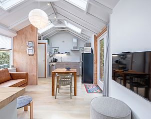 Helles Wohnzimmer im Ferienhaus Pippa in De Koog, Texel, mit moderner Kche und groer Sitzecke.