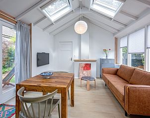 Ess- und Sitzecke im Ferienhaus Pippa, gelegen in De Koog, Texel, mit Zugang zum Garten.