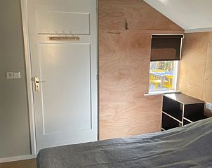 Schlafzimmer im Ferienhaus Pippa, De Koog, Texel, mit Gartenblick und rustikalem Charme.