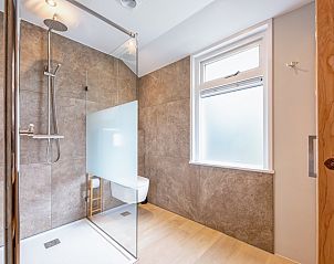 Modernes Badezimmer im Ferienhaus Pippa auf Texel, ausgestattet mit einer gerumigen Dusche und natrlichem Licht.