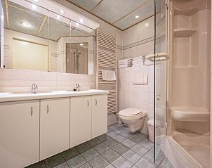 Modern bathroom in Resort De Buteriggel - Apartment 9, De Koog, Texel with double sink and spacious shower.