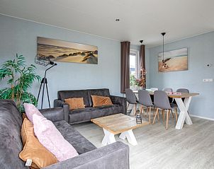 Modern living room in Chalet Bregkoog 261, Chaletpark Bregkoog, De Koog, Texel. Comfortable sofas and stylish decoration.