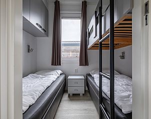 Second bedroom in Chalet Bregkoog 261, Chaletpark Bregkoog, De Koog, Texel. Bunk bed and single bed for additional guests.