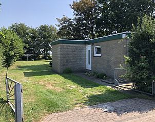 Entrance to Bungalow Oud Vredelust 85 in De Koog, Texel, surrounded by nature.