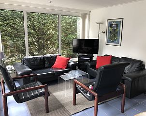 Cozy living room in Bungalow Oud Vredelust 85, De Koog, Texel with comfortable furniture.