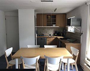 Modern kitchen in Bungalow Oud Vredelust 85, De Koog, Texel with spacious dining area.