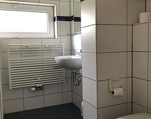 Stylish bathroom in Bungalow Oud Vredelust 85, De Koog, Texel with modern amenities.
