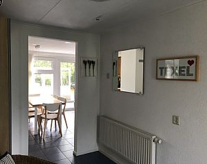 Hall of Bungalow Oud Vredelust 85 in De Koog, Texel with Texel decorations.