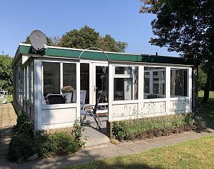Veranda of Bungalow Oud Vredelust 85 in De Koog, Texel with garden view.