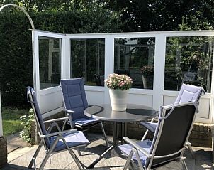 Terrace with comfortable chairs in Bungalow Oud Vredelust 85, De Koog, Texel.