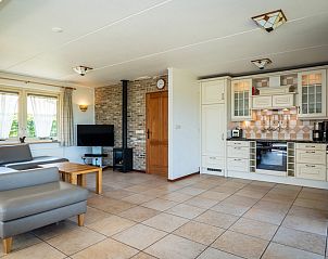 Gerumiges Wohnzimmer und Kche in Villa mit Wintergarten, De Koog, Texel, ideal fr einen Familienurlaub.