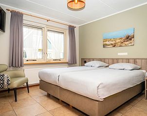 Komfortables Schlafzimmer in Villa mit Wintergarten, De Koog, Texel, mit Blick auf eine ruhige Umgebung.