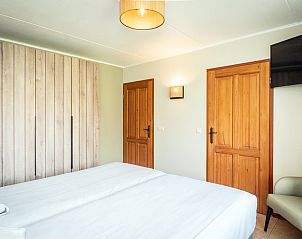 Zweites Schlafzimmer in Villa mit Wintergarten, De Koog, Texel, mit moderner Einrichtung und viel Tageslicht.