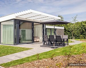 Gezellig terras bij Luxe familievilla 4p in De Koog, Texel, perfect voor buiten dineren op de Waddeneilanden.