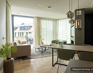 Lichte en ruime binnenruimte van Luxe familievilla 4p, De Koog, Texel met uitzicht op de omgeving.