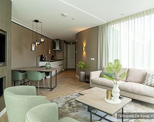 Open woonkamer en keuken in Luxe familievilla 4p, De Koog, Texel, ideaal voor een familievakantie op de Waddeneilanden.