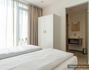 Slaapkamer met ensuite badkamer in Luxe familievilla 4p, De Koog, Texel, biedt comfort en privacy op de Waddeneilanden.