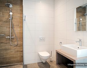 Stijlvolle douche in Luxe familievilla 4p, De Koog, Texel, biedt luxe en comfort tijdens uw verblijf.