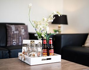 Gemtliche Sitzecke in Villa 2, De Koog Texel, mit lokalen Texeler Bieren und stilvoller Einrichtung.