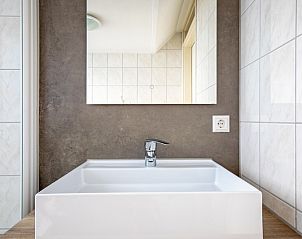 Das elegante Waschbecken in Villa 2, De Koog Texel, bietet Funktionalitt und Eleganz im Badezimmer.