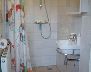 Modernes Badezimmer im Ferienhaus Plevierstraat 21, De Koog, Texel.