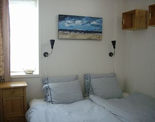 Schnes Schlafzimmer mit Kunst im Ferienhaus Plevierstraat 21, De Koog, Texel.