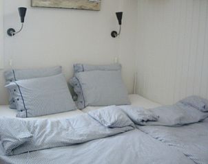 Helles Schlafzimmer mit Stranddekor in der Plevierstraat 21, De Koog, Texel.
