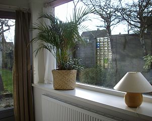 Blick auf den Garten vom Wohnzimmer der Plevierstraat 21, De Koog, Texel.