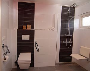 Stilvolles Badezimmer in Stappeland - De Duinvlinder, Ferienhaus in De Koog, Texel mit modernen Annehmlichkeiten.