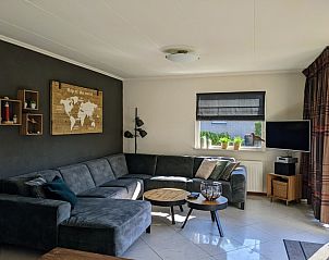 Gerumiges Wohnzimmer von Stappeland - De Duinvlinder, Ferienhaus in De Koog, Texel mit viel Licht.