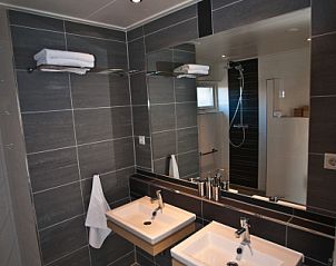 Luxurises Badezimmer mit Doppelwaschbecken in Stappeland - De Duinvlinder, Ferienhaus in De Koog, Texel.
