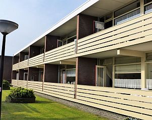 't Kerckeland - Apartment Kerckeland 86, De Koog, Texel: modern exterior of the vacation home with spacious balconies and green surroundings.
