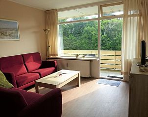 't Kerckeland - Apartment Kerckeland 86, De Koog, Texel: sunny living room with large windows and views of the green landscape.