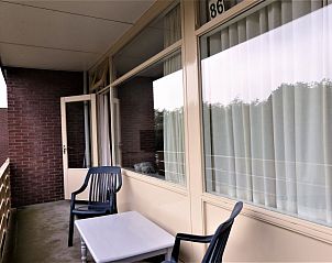 't Kerckeland - Apartment Kerckeland 86, De Koog, Texel: balcony with seating and views of the green surroundings, perfect for relaxation.