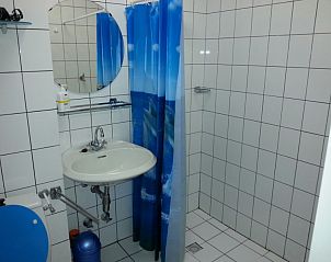 't Kerckeland - Apartment Kerckeland 86, De Koog, Texel: modern bathroom with shower and sink, with fresh blue accents.