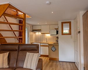 Gemtliche Sitzecke mit Treppe im Ferienhaus Karekiet, De Koog, Texel.