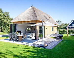 Villa Jolie thatched cottage in De Koog, Texel, Wadden Islands, with a spacious terrace and green garden.