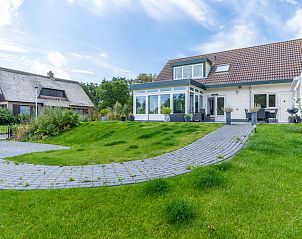 Ferienhaus Huis ter Duin in De Koog, Texel mit groer Veranda und grnem Garten.