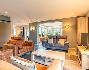 Helles Wohnzimmer des Huis ter Duin, Ferienhaus in De Koog, Texel mit groen Fenstern.