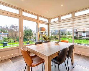 Esszimmer im Huis ter Duin, Ferienunterkunft in De Koog, Texel mit Blick auf den Garten.