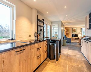 Stilvolle Kche des Huis ter Duin, Ferienhaus in De Koog, Texel, mit grozgigen Arbeitsflchen.