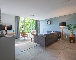 Helles Wohnzimmer im Ferienpark Het Oude Dijkje - Vuurcoogh, De Koog, Texel mit Blick auf die Natur.